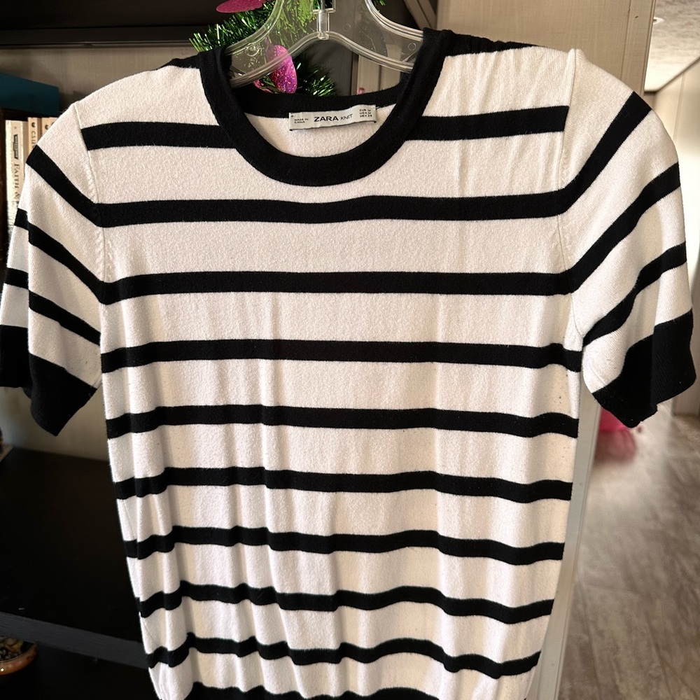 Zara Women’s Short Sleeve Black and White Striped Tee